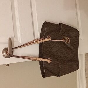 Ladies shoulder Michael Kors bag